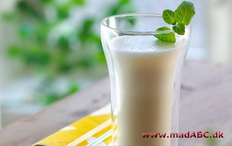 Smoothie med banan + Lammesatay med krydret agurkesalat Smoothie med banan + Lammesatay med krydret agurkesalat