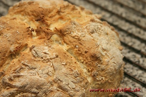 Dette brød laves med tvekulsurt natron som er det samme som soda (natriumbicarbonat). Soda bruges som bagepulver i brødet. Brødet er let at lave og smager dejligt. Lækkert med en lille klat smør på. 