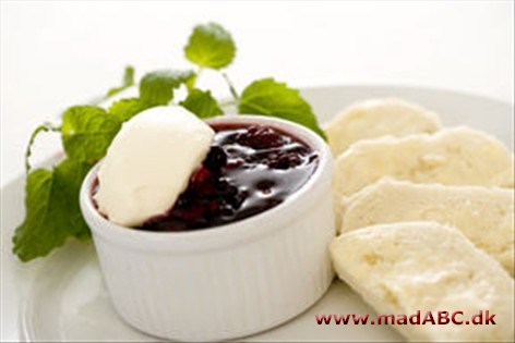 Sommerbudding med creme fraiche Sommerbudding med creme fraiche