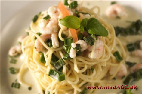 Spaghetti med citronflødesauce og rejer Spaghetti med citronflødesauce og rejer
