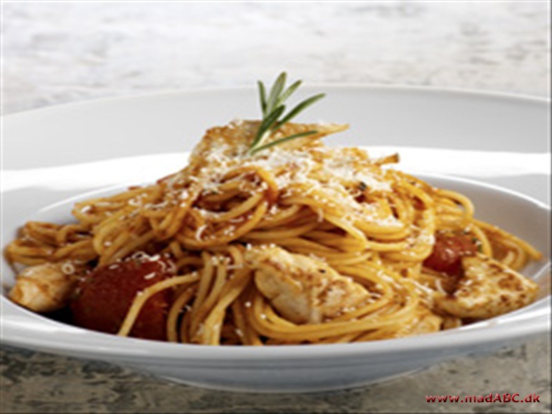 Spaghetti med kylling og tomatsauce Spaghetti med kylling og tomatsauce