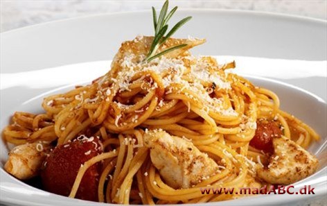Spaghetti med kylling og tomatsauce.