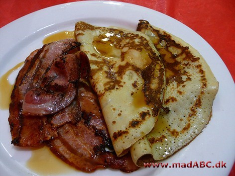 Spekpannekoeken, på hollandsk baconpandekager, er et twist på en traditionel pandekager. Pandekagerne serveres gerne varme med mørk sirup.