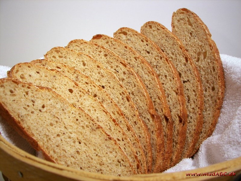 Speltbrød med yoghurt Dette opskrift er på et lækkert og nemt brød med speltmel, der har et højt indhold af gluten og yoghurt. Brøden skal laves i god tid, da det skal hæve i 12 timer.