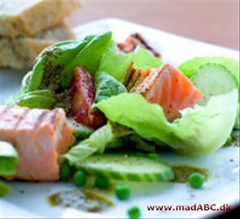 Sprød salat med grillet laks og ærter Sprød salat med grillet laks og ærter