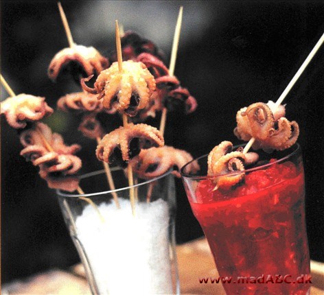 Sprøde blæksprutter på spid med tomat- og chilidip