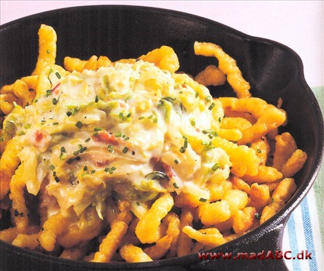Spätzle med flødestuvet savoykål Intet passer bedre til de tyske Spätzle end en righoldig, cremet sauce. Denne her består af savoykål, bacon, bechamelsauce og piskefløde