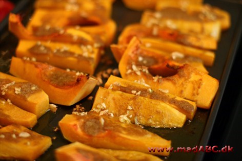 Squash, bagt En lidt eksotisk ret med squash der både kan serveres til for eksempel kylling eller kan stå for sig selv som vegetarret og serveres med nudler. Lækker marinade med ingefær, hvidløg og soya.