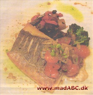 Stegt havbrasen med tomat- og hvidløgssalsa Fisk er godt og sundt - og utroligt enkelt at lave - Prøv en havbrasen med hvidløg og cherry tomater