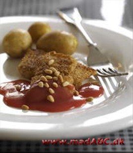 Stegt pangasiusfilet med rabarbersauce og pinjekerner