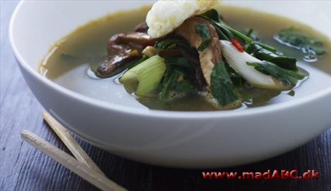Suppe med spinat, svampe og vagtelæg Suppe med spinat, svampe og vagtelæg