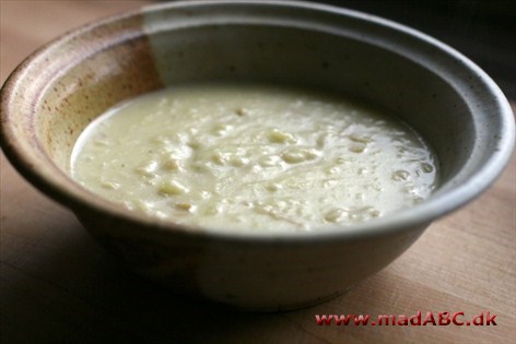 Suppe på en porretop + Pandekager med sveskemos Suppe på en porretop + Pandekager med sveskemos