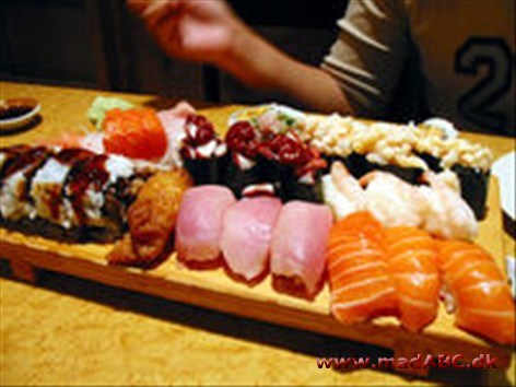 Sushi - et udvalg af sushi Her får du en udførlig guide til hvordan du skal lave sushi, både nigiri og makiruller. Her er også hjælp til hvilke type fisk du kan bruge. Prøv lav-det-selv sushi med gæsterne eller eventuelt børnene.