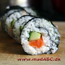 Sushi - nigiri og maki Prøv at lave hjemmelavet sushi med vennerne eller børnene til aftensmad en dag. Det kan være et nørkle arbejde, men hyggeligt så man gør det sammen. Serveres med wasabi, ingefær og Soya.