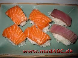 Her en meget simpel og ligetil opskrift på sushi, nigirier, med tun, laks, hellefisk og rejer. Andre fisk kan også bruges. Husk at frys fisken ned inden brug. Serveres med Soya, wasabi og syltet ingefær. 