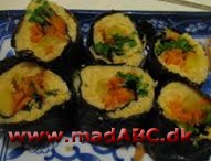 Sushi med hummus Denne opskrift på sushi med hummus kan nok teknisk set ikke kvalificeres som sushi da det ikke involverer rå frisk. Til gængæld er der lækker hummus i noritang. så hvis du ikke er til fisk så prøv denne form for sushi.