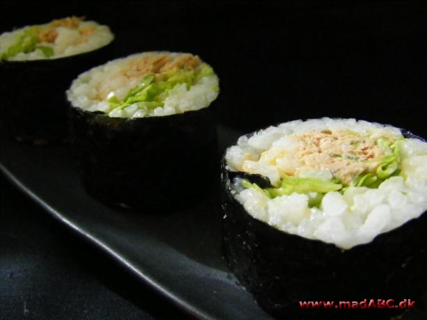 Her er en billig måde at lave sushi på, da det laves med dåsetun og grøntsager. Du kan også sagtens bruges andet fyld så som rejer, gulerødder og så videre. Server gerne med wasabi, soja og ingefær. 