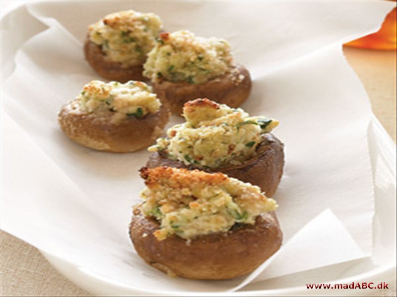 God forret med champignoner, gedeost og skinke. Server gerne svampene lune med hakket persille og lækkert groft brød til. 