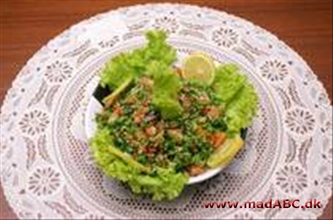 Tabuleh er en salat stammende fra de Arabiske lande. Retten laves traditionelt med bulgur hvilket også er tilfældet her. Udover bulgur er der grøntsager som peberfrugt og tomat. Veleget til kødretter.