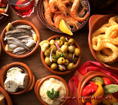 Tapas - se under: Små retter Tapas er små retter. De kan både spises som forret, mellemmåltid eller som selvstændig ret. Tapas kan for eksempel være grønsagsretter, fisk, skaldyr, pølser.