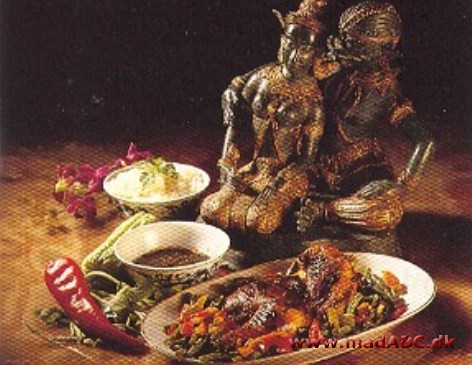 Thai kylling Denne thailandsk-indspireret kyllingret er meget spændende. Den laves med blandt andet med koriander, ingefær og soya. Kan grilles om sommen. Retten kan spises både kold eller varm med saucen til.