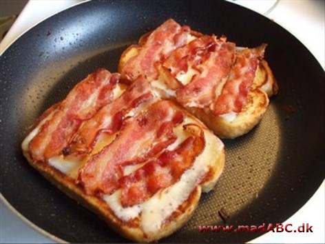 Toast med bacon Hvis man er til armeriddere og bacon er denne ret helt sikkert noget i vil elske. God til morgenmaden, som en eftermiddagssnack eller på brunchbordet.