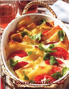 Tomat-mozzarella-gratin Hug lasagnepladerne i stykker. Det er ikke bare sjovt, det er også det kreative grundlag for denne lynhurtige gratin