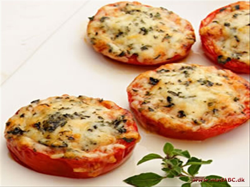 Tomater bagt med parmesanost - glutenfri Denne velsmagende tomat- og oste snack kan serveres både varm og kold, og den er et fortrinligt tilbehør til næsten enhver ret, især supper. Og så er retten endda glutenfri. Velbekomme.