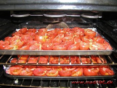 Har man drivhus, så kender man problemet. Når tomaterne endelig er modne, kan man aldrig nå at bruge dem. På denne måde kan de opbevares i glas med oliven- eller anden olie over.