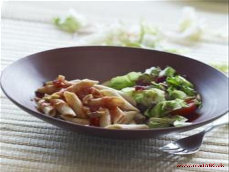 Tomatsauce, toscansk med fuldkornspasta og egen salatblanding Italien når det er mest toscansk - her er det kun salaten og evt kød, du selv må bestemme