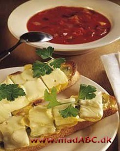 Tomatsuppe og kartoffelostebrød Tomatsuppe og kartoffelostebrød