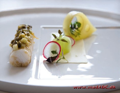 Torsk, bagt, med selleripuré og smørsauce med citron Det er madkunst og sjovt at forvandle de nøgne råvarer til noget flot og kunstnerisk, som selvfølgelig skal smage godt. Kan du godt li’ at arbejde med fisk, så det er oplagt at vælge denne ret.