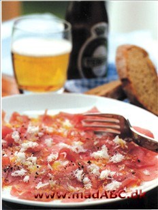Tuncarpaccio med revet klipfisk og appelsinolie Tuncarpaccio med revet klipfisk og appelsinolie