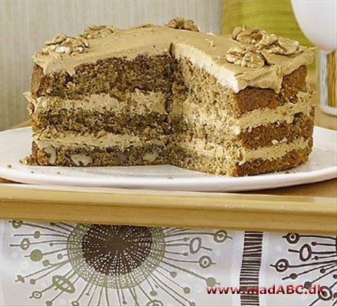 Denne kage med valnødder, kaldet Valnøddedrøm, er en lagkage, der passer godt til for eksempel fødselsdage eller fester. Pynt eventuelt kagen med flomelis, ekstra valnødder eller smeltet chokolade. 