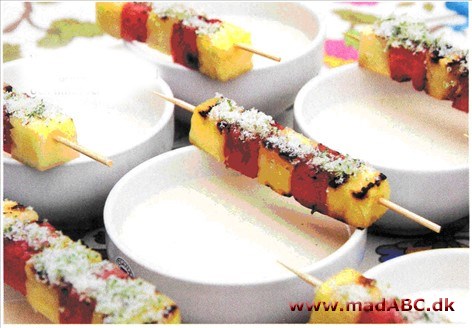 Vanilje panna cotta med grillede frugtspid og limesukker Vanilje panna cotta med grillede frugtspid og limesukker