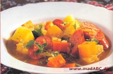 Der er intet som en styrkende suppe, hvor de traditionelle vintergrønsager går op i en højere enhed med en godt krydret pølse