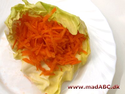 Lav en wrap af salatblad med revet gulerod – også dit barn vil elske det. Ide til lækker morgenmad