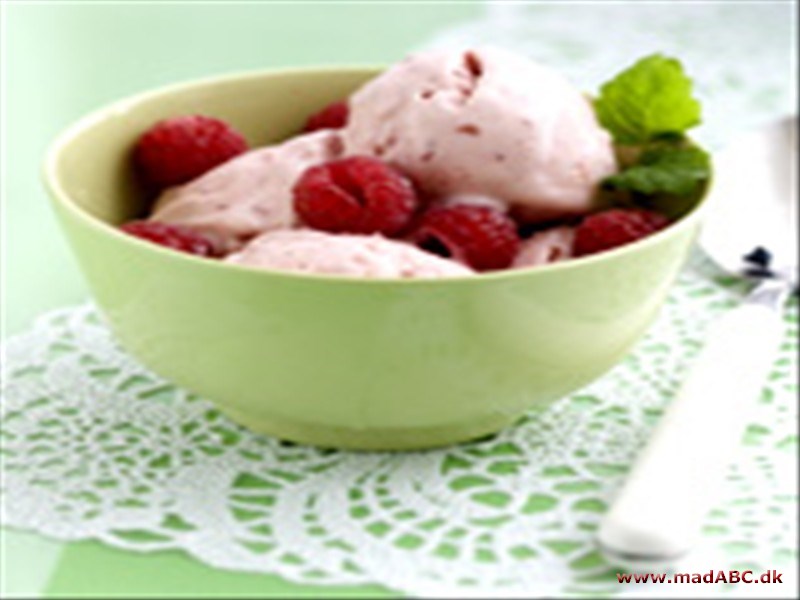 Yoghurtis med bær 2
