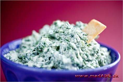 Yoghurtsalat med babyspinat Yoghurtsalat med babyspinat er oprindelig en tyrkisk ret som oftest serveres som forret sammen med tyrkisk fladbrød eller som tilbehør til lam.