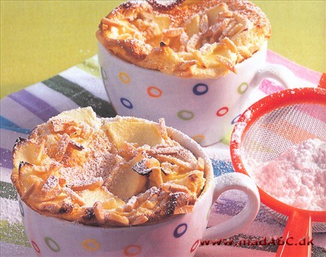 Æbleclafoutis Let og luftig og med en stærk aroma af marcipan: Denne æblegratin er et hit, hvad enten den serveres i et gratinfad eller i ildfaste kopper