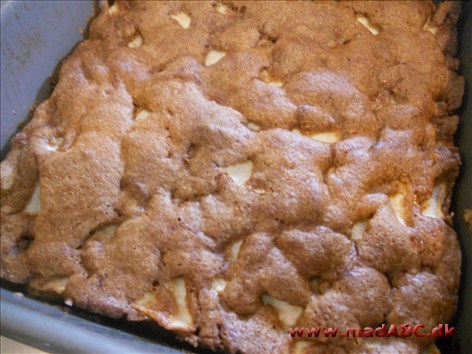 Dejlig dessert bestående af blandt andet æbler, kanel, havregryn, citronmelisse og annanassalvie. Serveres med cremefraiche, flødeskum eller en kugle vaniljeis. 