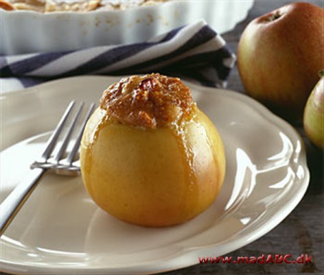 Æbler findes i mange sorter. Her forslår vi at bruge Elstar, Jonagold eller Cox Orange. Herudover skal der også bruges appelsin, marcipan, figner og rosiner i denne lækre dessert. God appetit. 