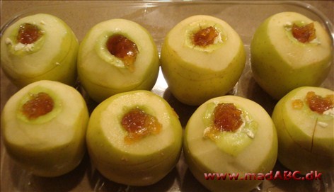Æbler med abrikosmarmelade, bagte Lækker dessert med æbler, havregryn og abrikosmarmelade, gerne uden sukker. Da desserten laves med sukkerfri marmelade og man kan bruge sødemiddel kan desserten godt spises af diabetikere.