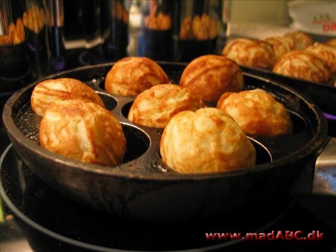 Æbleskiver som de skulle være i 1952 - De serveres med sukker, æblekompot eller syltetøj. 
Husmødrenes kogebog.