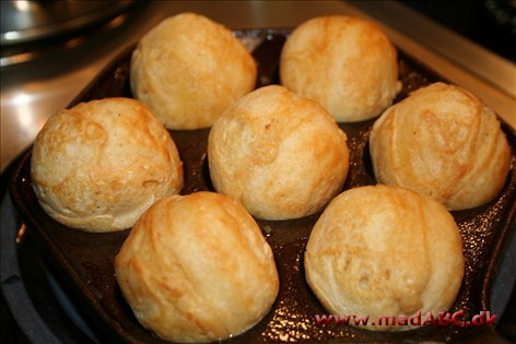 Æbleskiver hører vinteren til. Her er et bud på en allergivenlig opskrift uden æg. I stedet bruges grødris og vand. Server gerne æbleskiverne varme og med flormelis og syltetøj efter smag. 