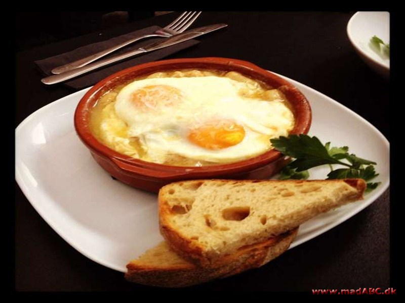 Hvis man ikke lige er til kogte æg eller spejlæg til morgen er dette måske så den rigtige variation hvor æg bliver bagt sammen med champignón og skinke. Serveres med toast eller friskbagt brød.