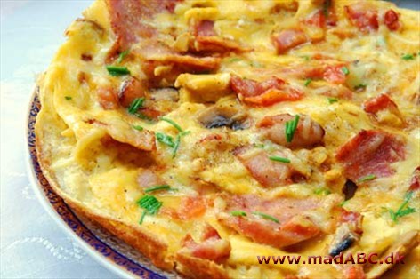 Æggekage med kartofler og bacon Æggekage må nok være en af de letteste retter i verden. Også smager den tilmed dejlig. Her laves æggekagen med kartofler og bacon. Nem og hurtig frokost eller aftensmad for familien.