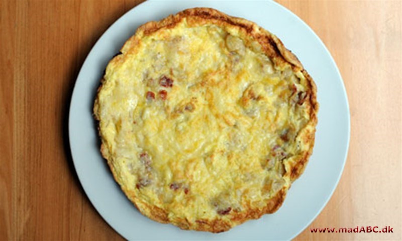 Æggekage Sådan en æggekage med for eksempel bacon og purløg smager dejligt til frokost eller let aftensmad. Det er en ret som er perfekt som let og hurtig aftensmad for hele familien.