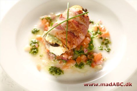 Ørred, baconsvøbt med tomatsalsa Servér fiskebøfferne med salsaen og et godt brød til som forret. Eller server kogte kartofler vendt med lidt olie og friske urter eller ris til som hovedret. let fisk og sund mad