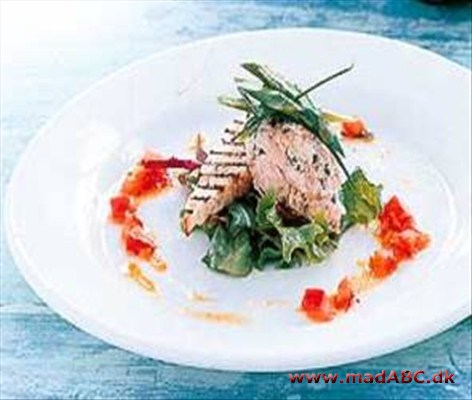 Ørred, varmrøget rilette med tomatsalsa og marinerede asparges Fisk uden ben i - og så er det meget lækkert og ligner en restaurationsanretning ...